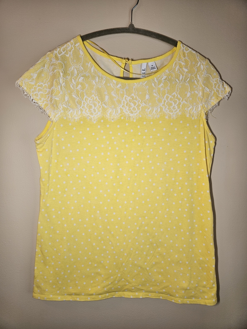 Elle Sz. M Women's Yellow Polka Dot Tee with White Lace Yoke